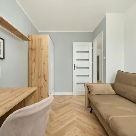 Spacious For 11 With 5 Bedrooms In By Renters Apartment Wroclaw