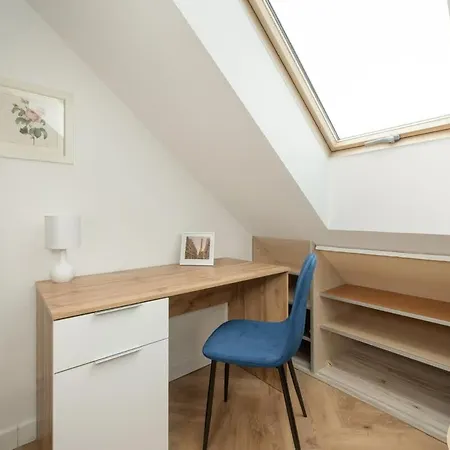 Spacious For 11 With 5 Bedrooms In By Renters Apartment *