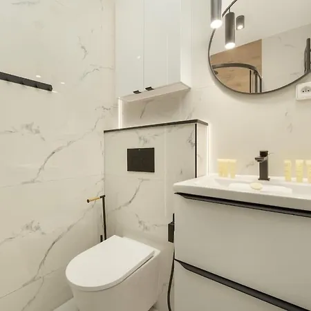 Spacious For 11 With 5 Bedrooms In By Renters Apartament *