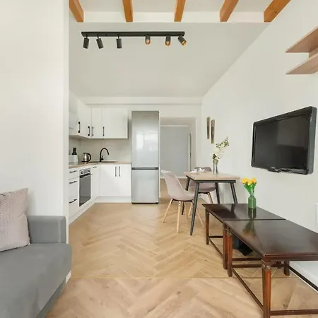 Spacious For 11 With 5 Bedrooms In By Renters Apartament